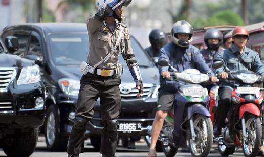 Jakarta: Policajci na rolama u borbi protiv automobila