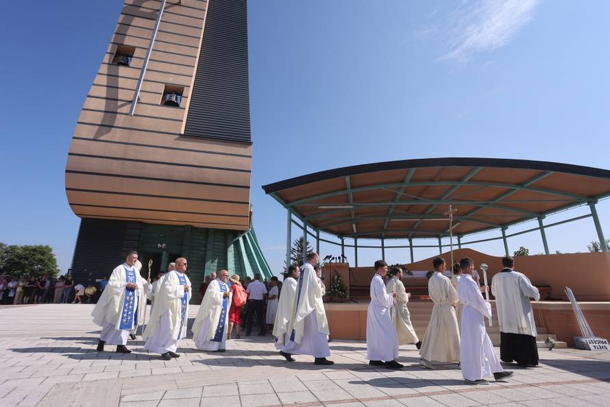 Nadbiskup Hranić predvodio središnje misno slavlje na blagdan Velike Gospe u Aljmašu
