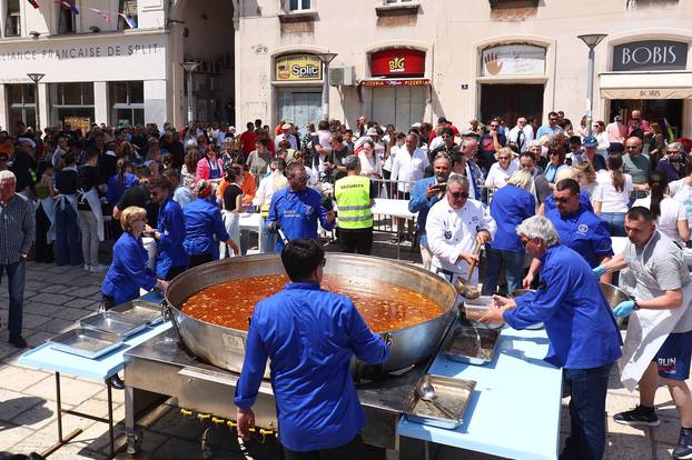 Split: Povodom blagdana svetog Dujma, zaštitnika grada, građanima podijeljeno 5000 porcija janjetine s graškom 