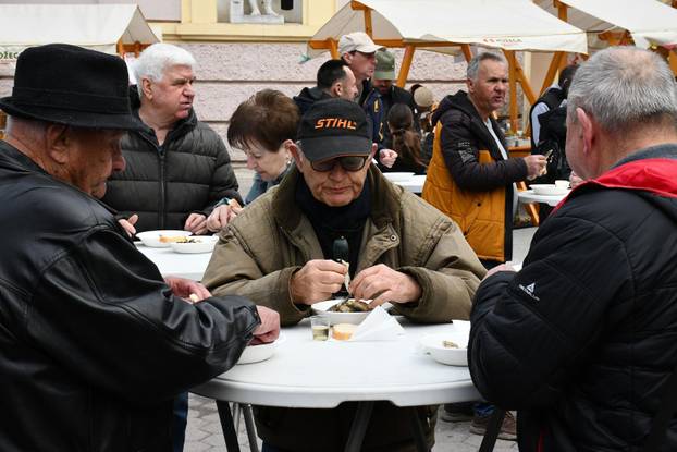 Požega: Udruženje obrtnika i Turistička zajednica na Veliki petak organizirali podjelu posnih obroka građanima
