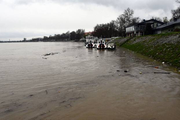 Slavonski Brod: Zbog obilnih kiša naglo raste vodostaj Save