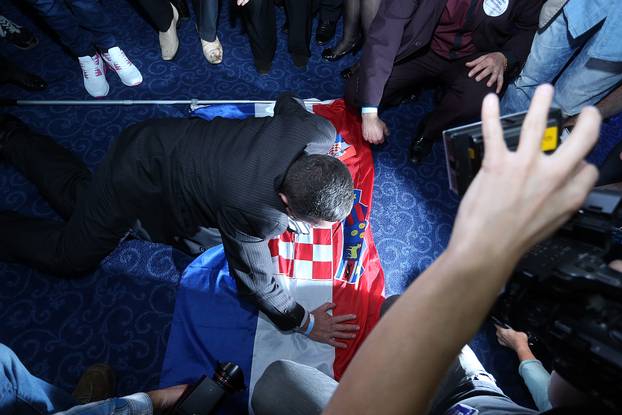 08.11.2015. Zagreb: Slavlje u stožeru Domoljubne koalicije nakon prvih izbornih rezultata