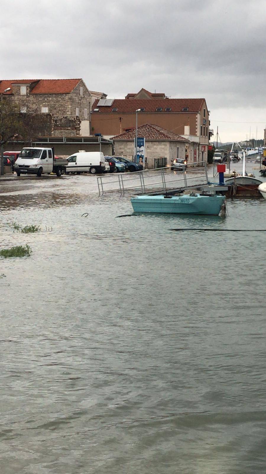 UŽIVO Diljem obale poplavljene ceste, tržnice i kafići. U Bakru zabilježena povijesna plima