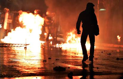 Izglasali nove mjere štednje u Grčkoj, prosvjednici su bijesni