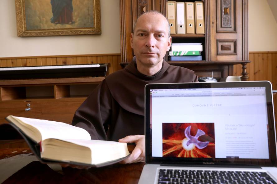 E-duhovne vježbe: Božju riječ franjevac širi preko Facebooka