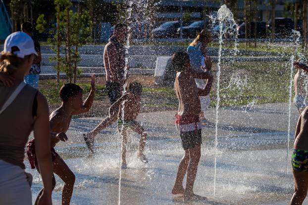Split: Ljetni ugođaj na novouređenoj plaži Žnjan