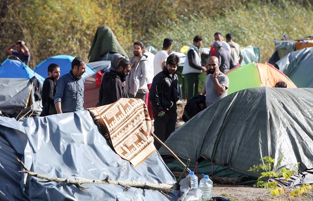 Velika KladuÅ¡a: GraniÄni prijelaz i dalje zatvoren, migranti u improviziranom kampu