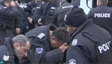 Tijekom prosvjeda policajci su napali sami sebe suzavcem