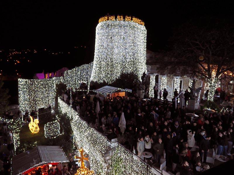 Advent u Rijeci obasjava čak 12 kilometara srebrnih lampica