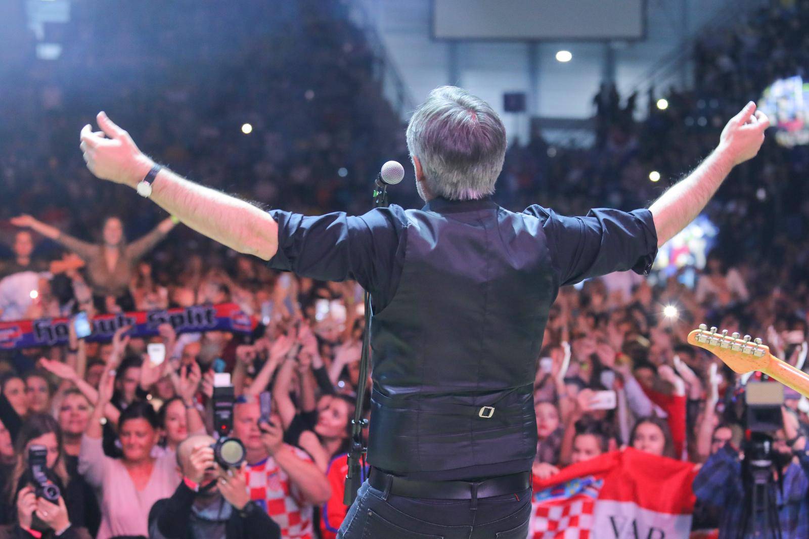 Škoro zapjevao ispred 12.000 ljudi: 'Budite ponosni Hrvati'