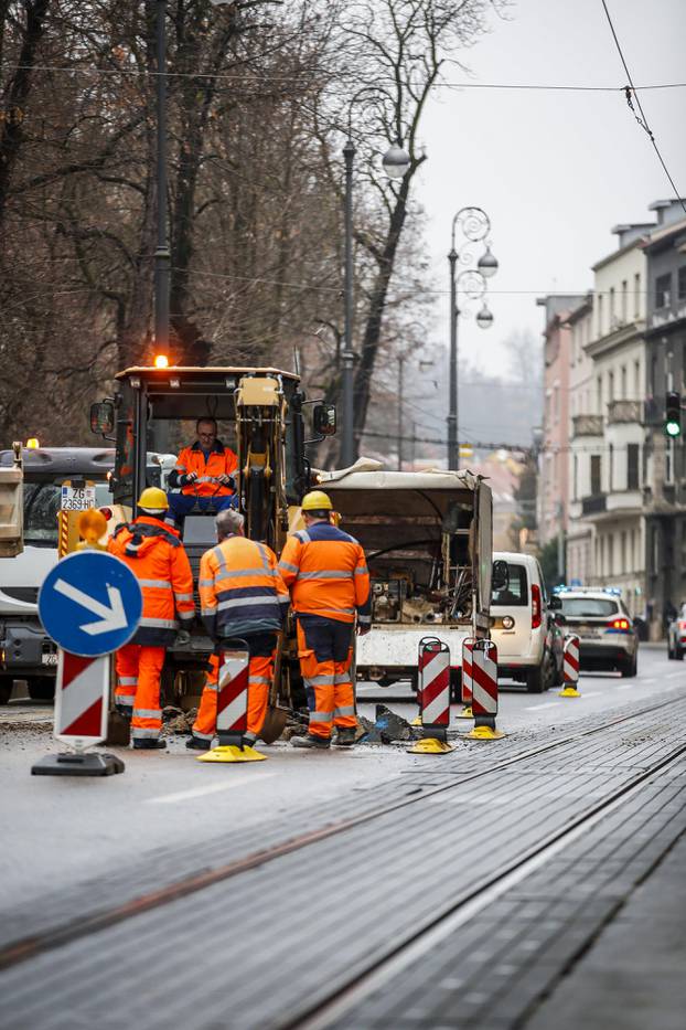 Zagreb: Radnici saniraju puknutu cijev na Ribnjaku