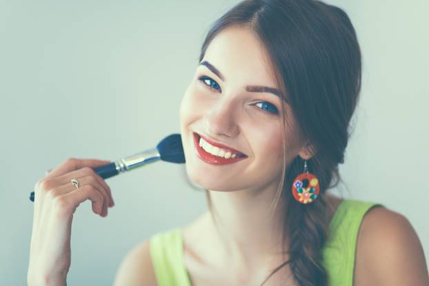 20 jednostavnih beauty savjeta za sve one koji nose naočale