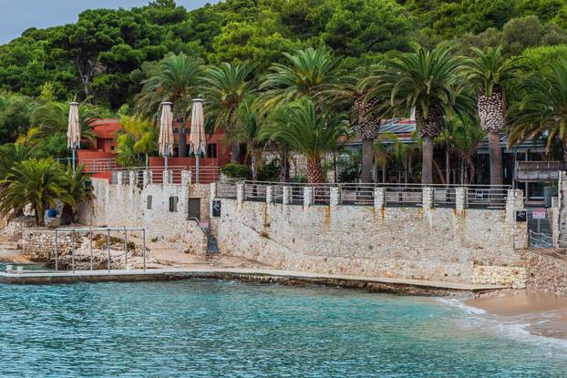 24sata: Palmižana: Reportaža o rušenju objekata Eduarda Tota Meneghella