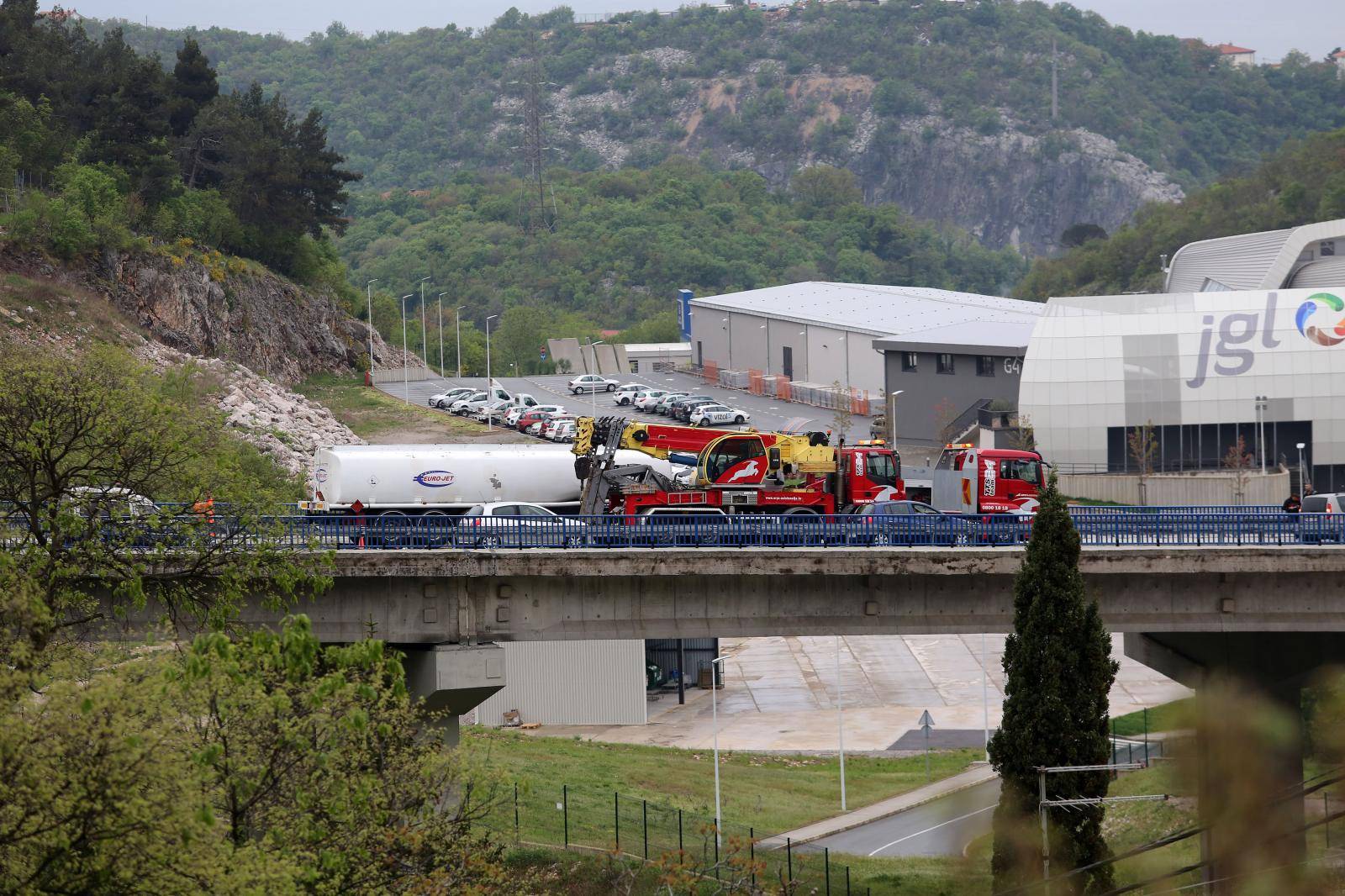 Izbjegnuta tragedija: Cisterna 'zaplesala' i stala nasred ceste