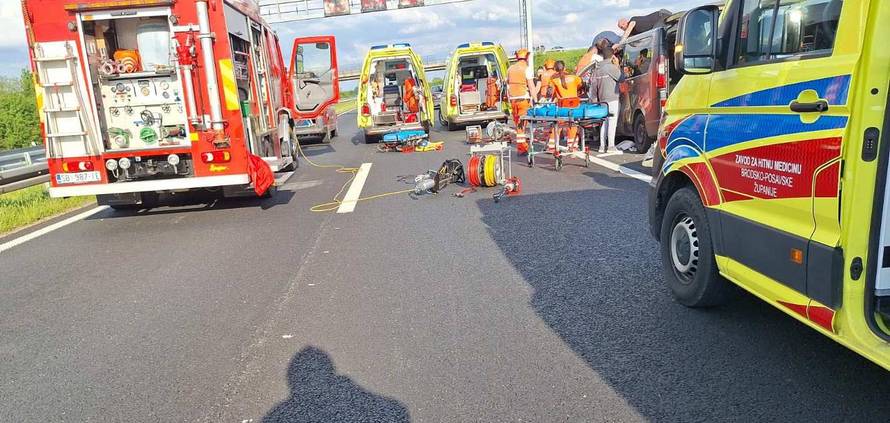 Detalji užasa na A3: Kamion je udario kombi, rezali su lim kako bi izvukli zarobljene ljude...