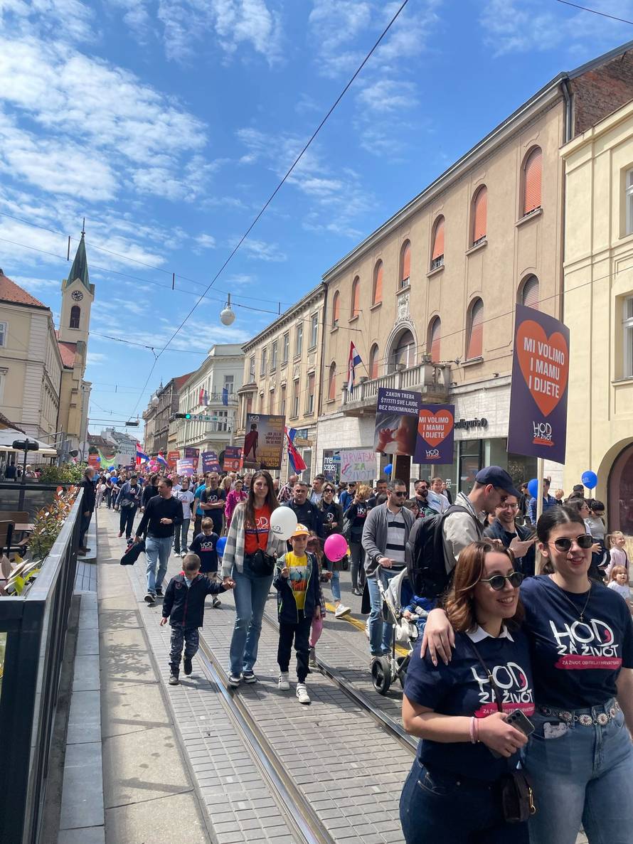 Krenula povorka Hod za život! Stotine ljudi stiglo s balonima i transparentima u Zagreb..