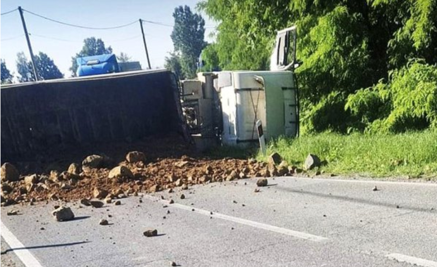 FOTO Kamion se prevrnuo kod Daruvara. Zatvorili su cestu