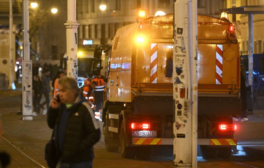 Zagreb: Djelatnici Čistoće čiste trg nakon dočeka rukometaša