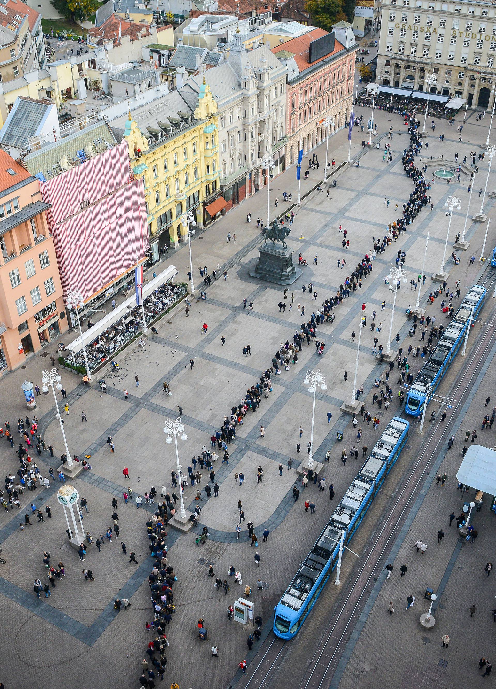 Zagreb: GraÄani u koloni Äekaju organizirani prijevoz do groblja Mirogoj