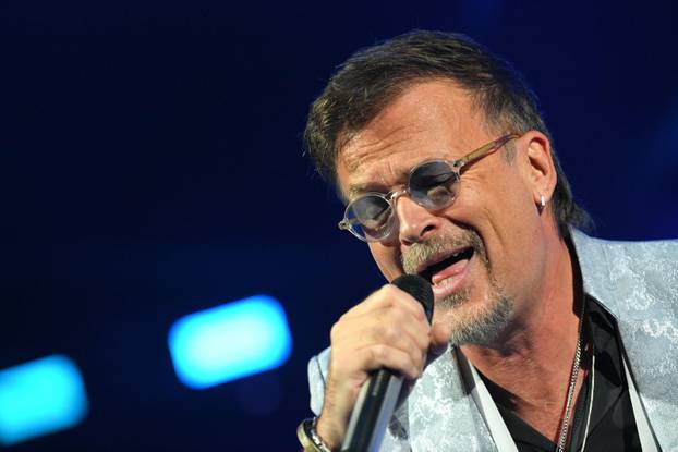 Gibonni drugim koncertom u Beogradu oduševio stajlingom 