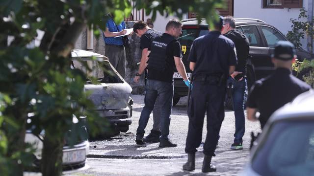 Split: U jutarnjim satima na Stinicama izbio požar koji je zahvatio dva vozila, jedno u potpunosti izgorjelo