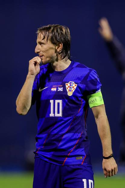 FOTO Tata, tata, ajde mene prođi! Modrić nakon utakmice zaigrao nogomet s djecom...