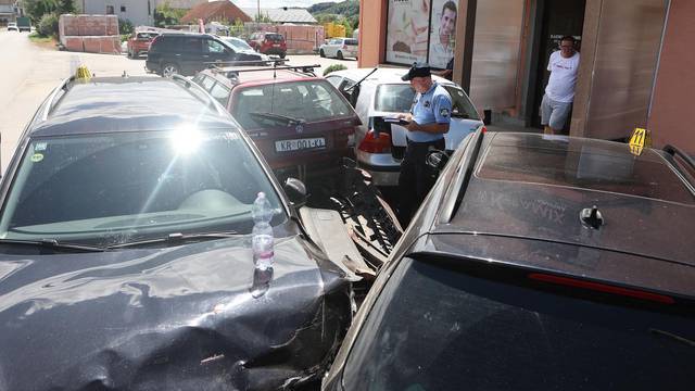 Krapina: Vozač automobila se zabio u ljude i parkirana vozila ispred trgovine