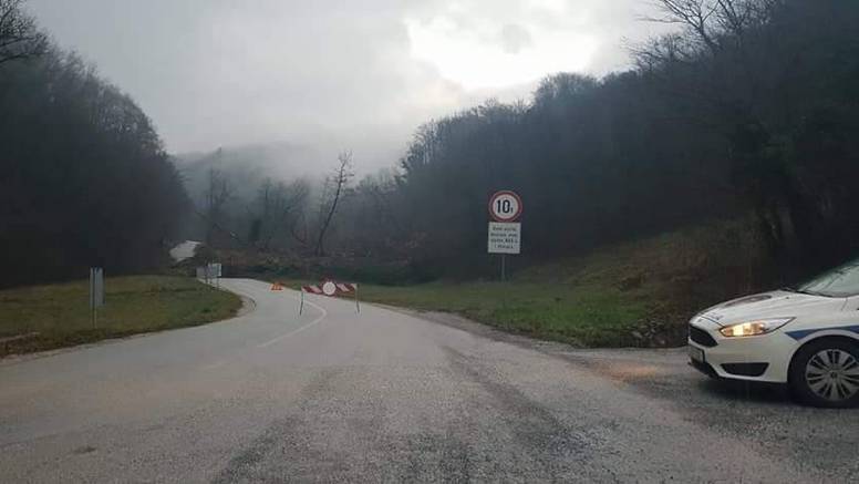 Cesta između Gornjeg Jesenja i Krapine zatvorena zbog odrona