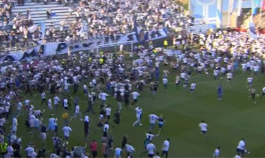 VIDEO Nadrealne scene u Rijeci: Tisuće navijača utrčalo u teren