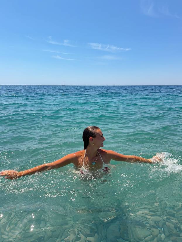 FOTO Ashlee ne prestaje privlačiti poglede: Radi za hit brend bikinija i pokazuje obline