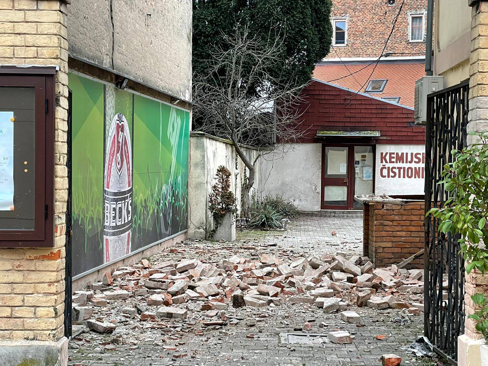 Tlo se i dalje trese, a Atalić kaže da je oštećeno i do 1000 kuća