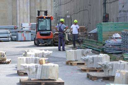 Zagreb: Dijelovi katedrale raspoređeni po tlu ispred katedrale 