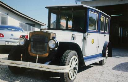 Novi sjaj za stotinu godina stari auto Mercedes Benz