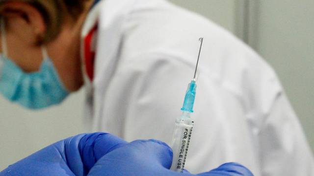 Britanci odobrili cjepivo koje djeluje i protiv omikrona, i k nama bi trebalo stići na jesen