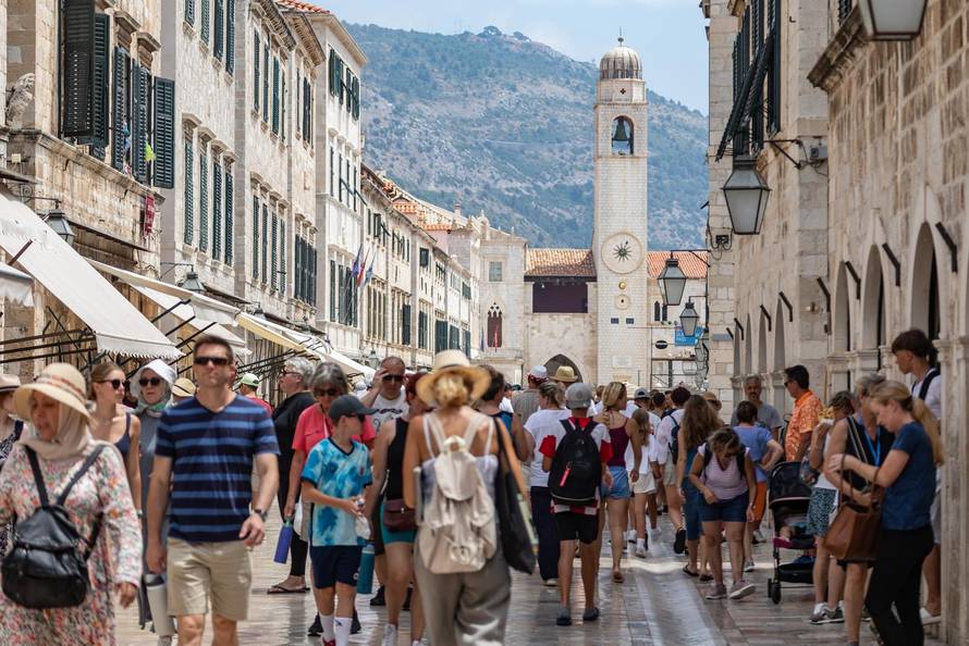 Dubrovnik:  Prepune dubrovačke plaže i gužva unutar zidina