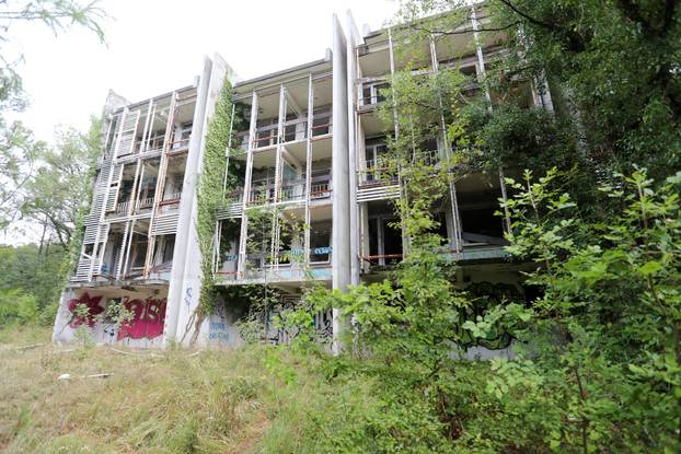 Malinska: Ruševine hotelskog naselja Haludovo