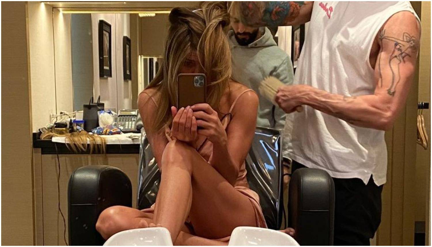 Jennifer Aniston (52) u mini haljini pokazala isklesane noge