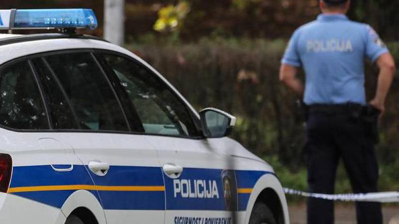 Policajka ga kod Zadra htjela zaustaviti, on se zabio u nju