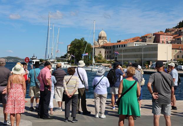 Turisti sa kruzera Viking sea razgledavaju Šibenik