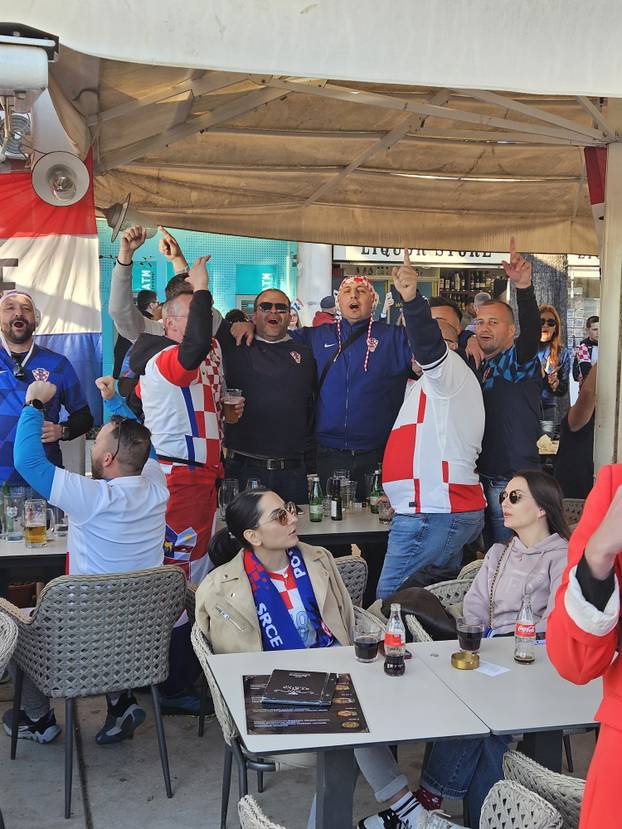 FOTO/VIDEO Navijači gradom prolaze s ogromnom zastavom! U navijačkoj zoni i Iris Livaja...