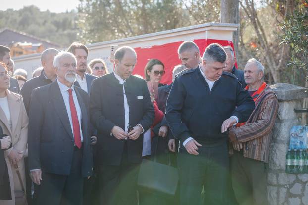 Drvenik Veli: Predsjednik Zoran Milanović položio je vjenac na spomen obilježju “Majka Domovina”