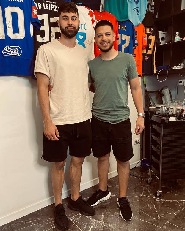 FOTO Tko je brijač 'vatrenih'? Uspio je nagovoriti Modrića na promjenu: 'Perišić? Boljelo me'