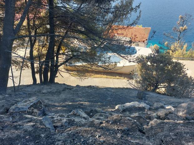 DRAMATIČNI PRIZORI Od kuća i apartmana ostalo tek zgarište! Požar kraj Omiša gutao sve