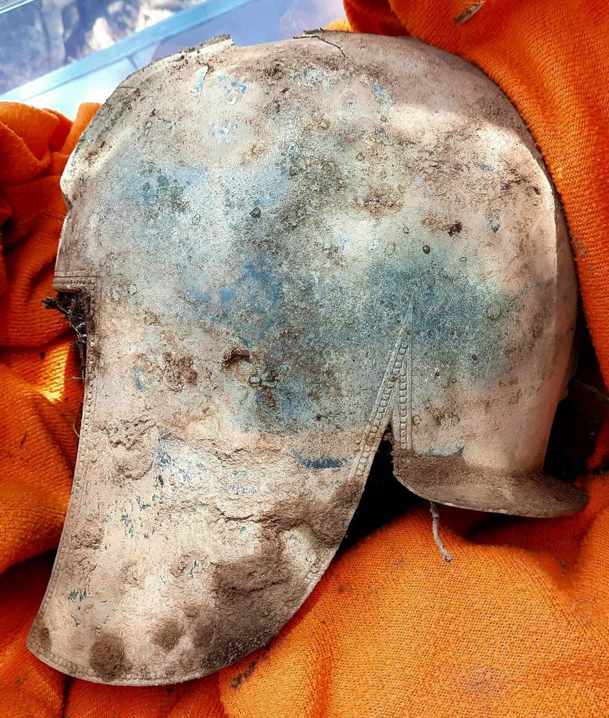 FOTO Arheolozi na Pelješcu pronašli grčko-ilirsku kacigu staru više od 2500 godina!