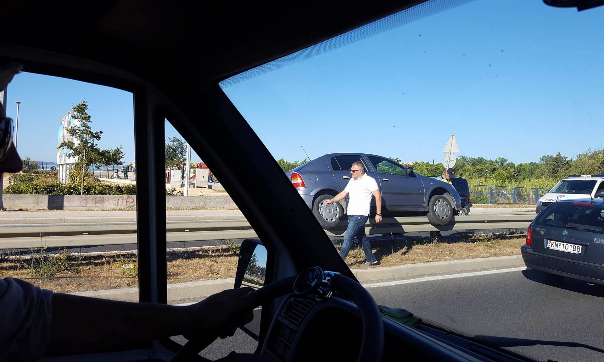 Kako je ovo izvela? 'Parkirala' automobil na zaštitnu ogradu