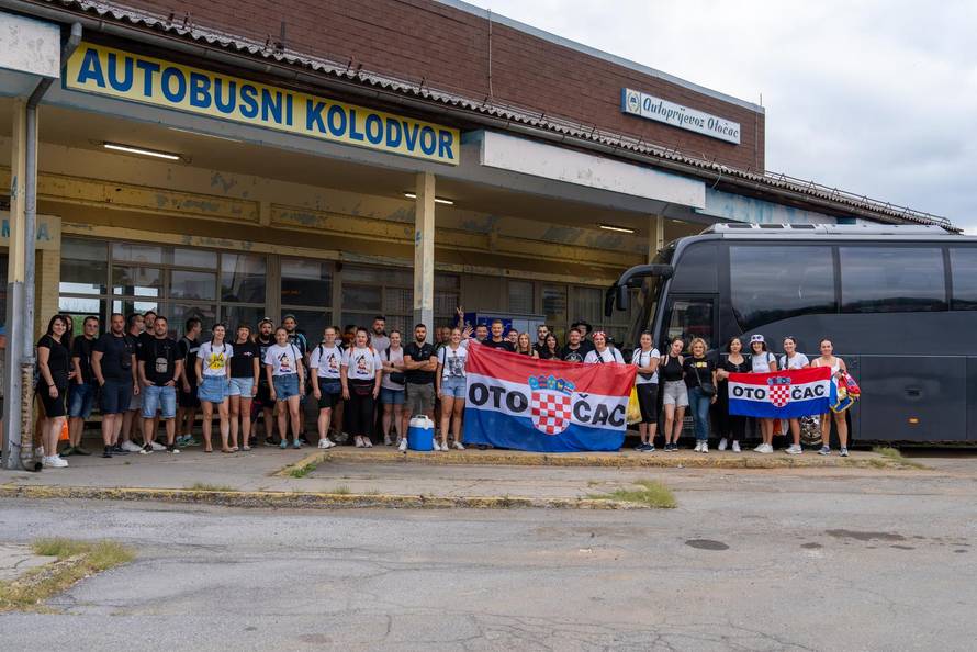 Iz Otočca krenuli autobusi na koncert Marka Perkovića Thompsona