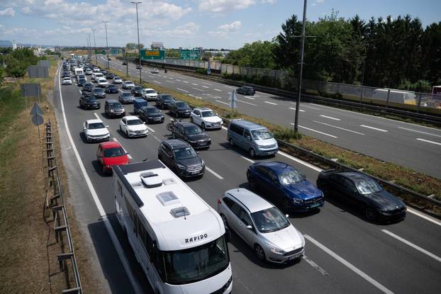 Zagreb: Pojačan promet u smjeru prema moru ispred NP Lučko