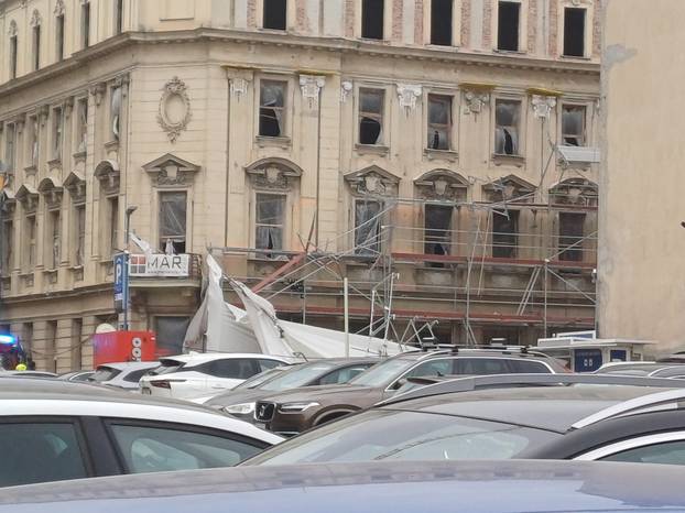 FOTO: U centru grada urušila se skela, prizori su dramatični...