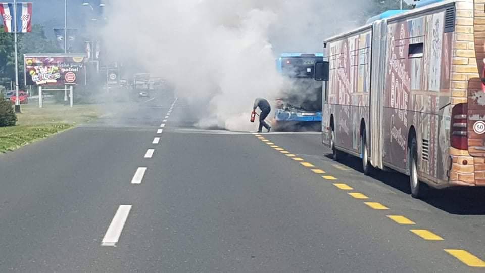 VIDEO ZET-ov bus se zapalio kod Bundeka: 'Vozači gasili vatru'