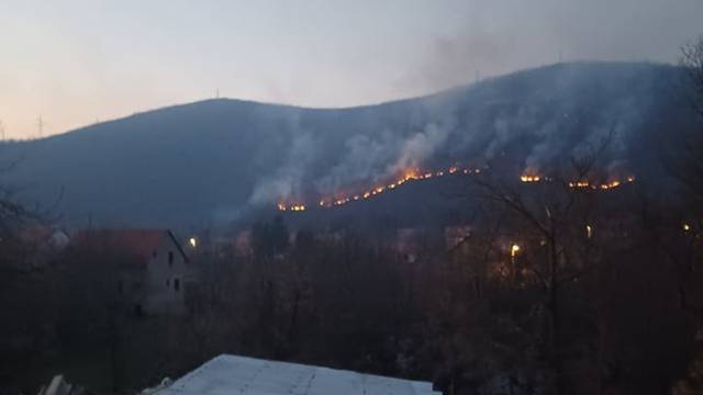Požar kod Gračaca: 'Gori već dva dana, teško nam je gasiti zbog nepristupačnog terena'